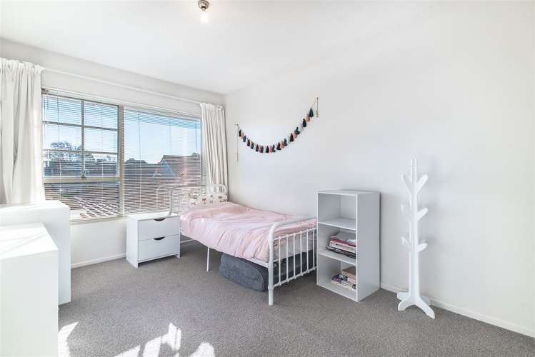 7 Apsley Drive Russley_10