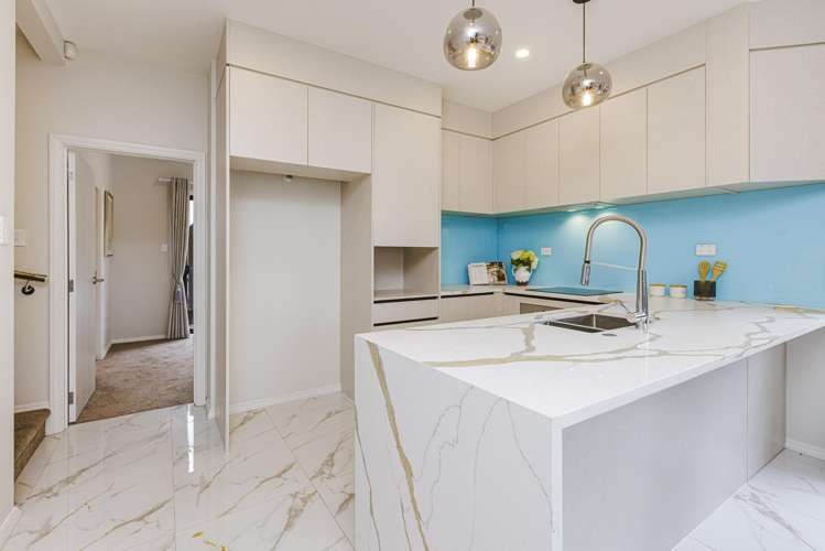 2/287 Massey Road Mangere East_5