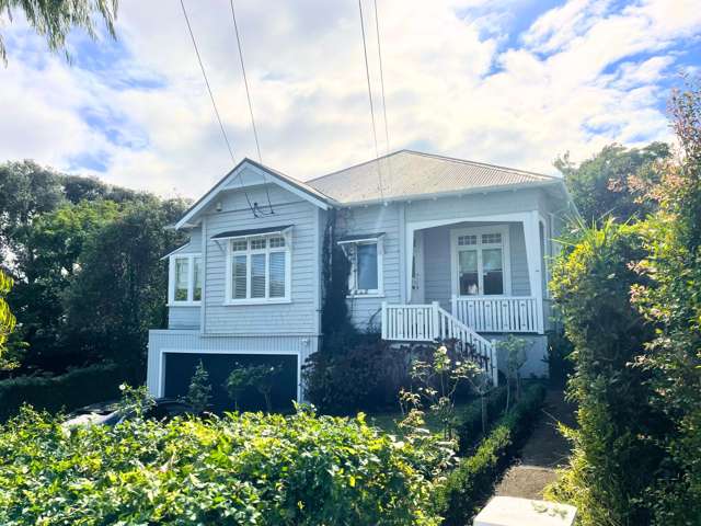 Spacious Family Haven with 3-4 Bedrooms!!