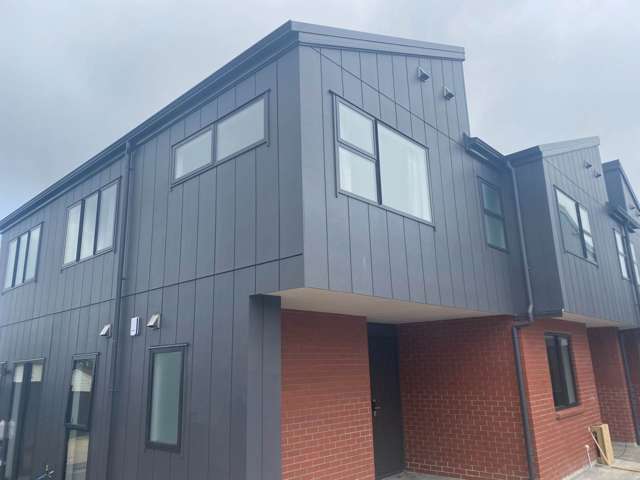 Near new modern townhouse in Manurewa