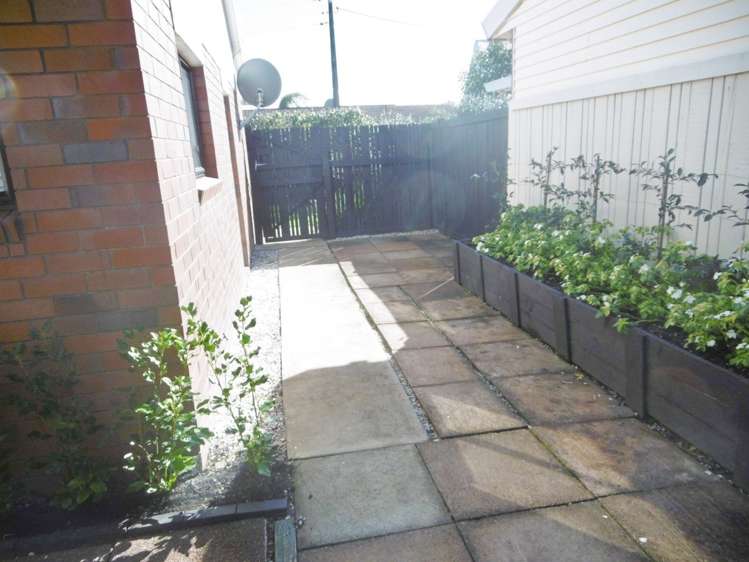 2/2 Moana Avenue Belmont_13