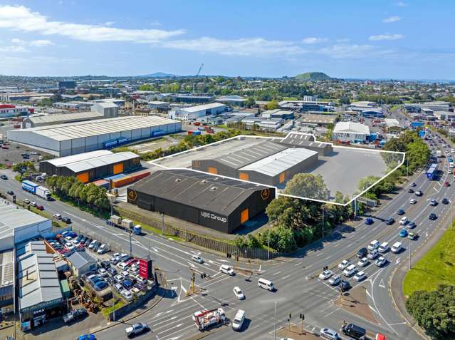 Area 5 - 17,884sqm site with multiple warehouse