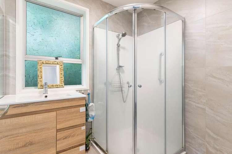 2/7 Malters Place Browns Bay_9