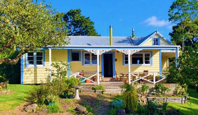 KOHUKOHU CHARACTER VILLA WITH HARBOUR VIEWS