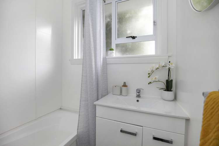 15 Avro Crescent Hornby_9