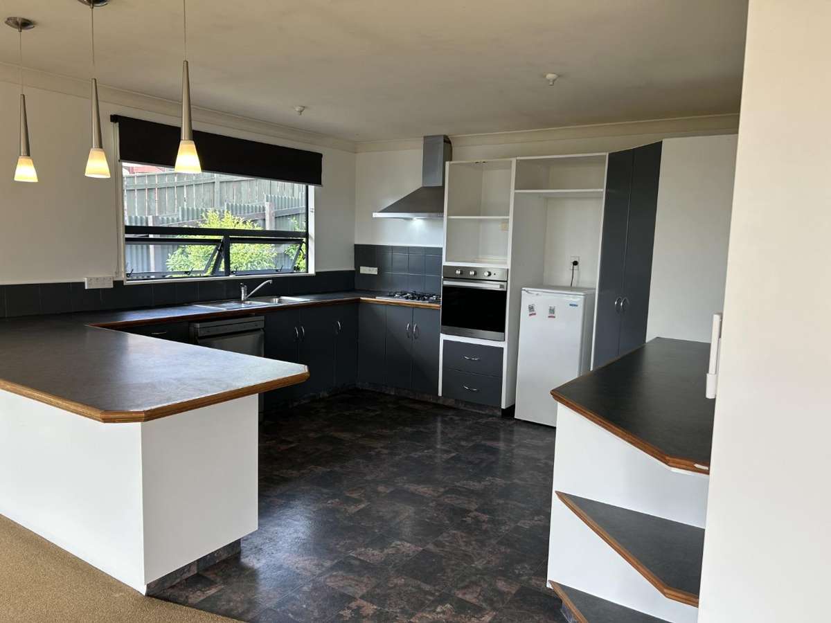 Spacious 3-Bedroom Family Home with Great Outdoor Living 2