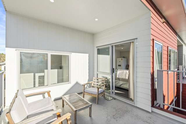 Easy-care townhouse, investment appeal!