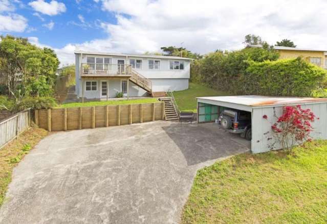 Spacious Family Home with Huge Garden in Silverdale