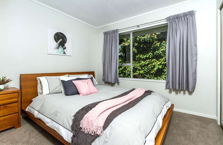 2/11 Exeter Street Stoke_13