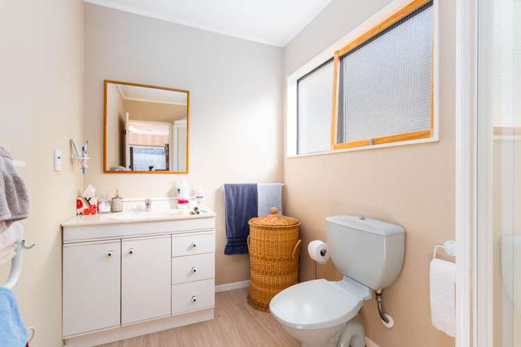 64 Fyvie Avenue Tawa_12