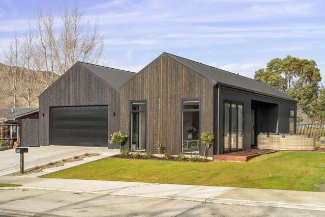 Contemporary living overlooking the 18th Hole