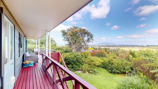 Charming Waikanae Townhouse with Stunning Views and Modern Comforts!