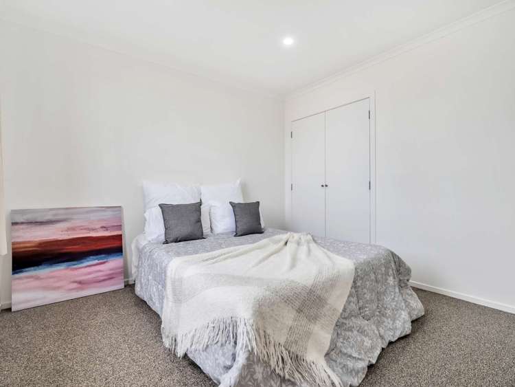 2/8 Mila Paige Close Glenview_15