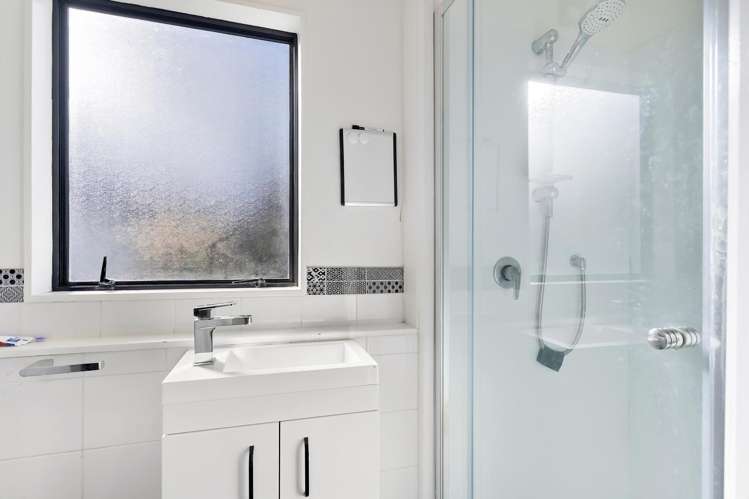 2/7 Arran Road Browns Bay_14