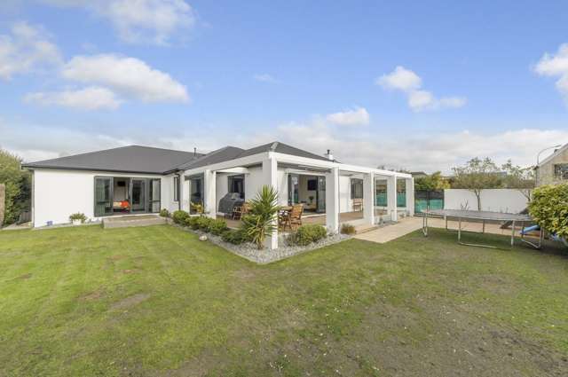 Sunny & Spacious Fully Furnished Modern Home in Burwood!