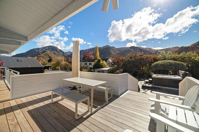 Sunny elevated Arrowtown views