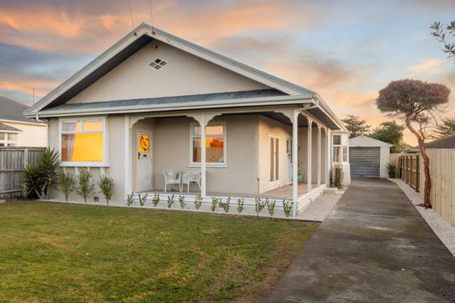 Charming Bungalow by the Sea!