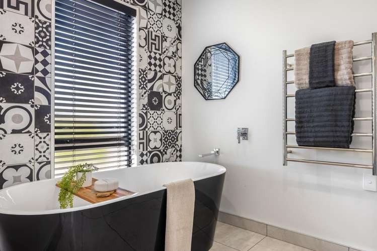 6 Waitikiri Square Parklands_12