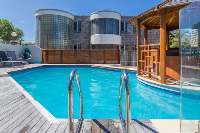 Spacious Beachfront Apartment in Central Paihia