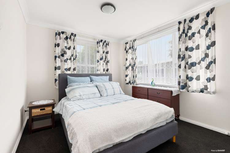 17 Queenwood Avenue Queenwood_13