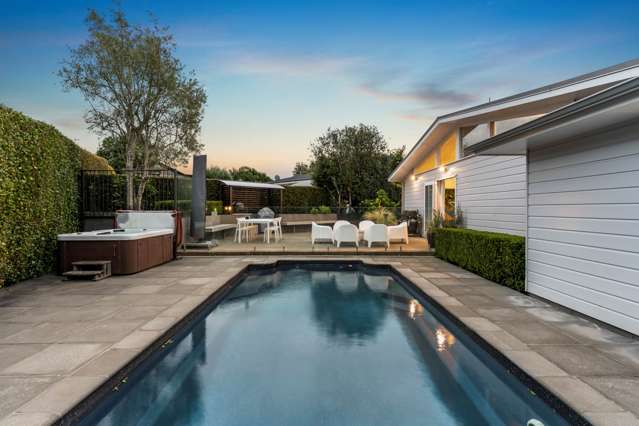 Groovy 60s Architecture with a Pool