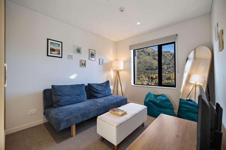 702/10 Copper Beech Ave_2