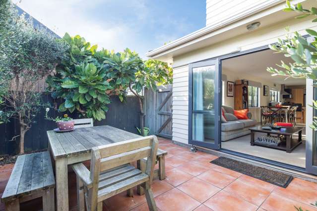 83a Apu Crescent Lyall Bay_2