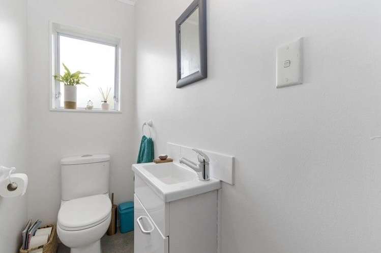 54 Lansdowne Crescent Glenview_18