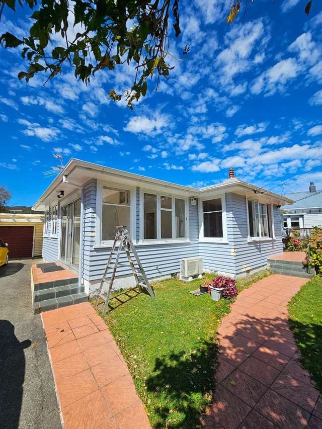 Charming 3BR Home in Epuni