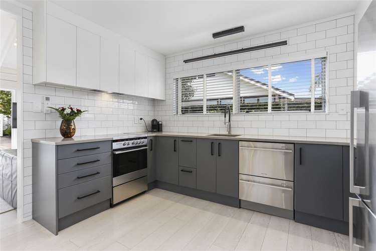 2/25a Beach Road Te Atatu Peninsula_12