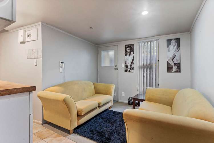 2/41 Challen Close Conifer Grove_18