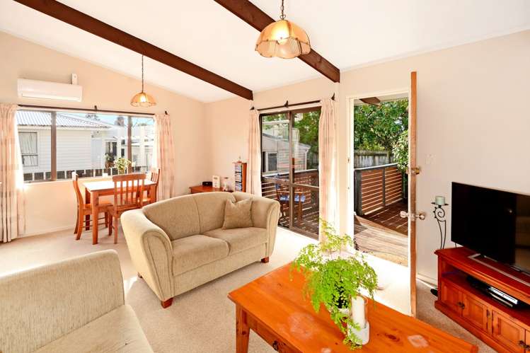 2/180 Henderson Valley Road Henderson_18