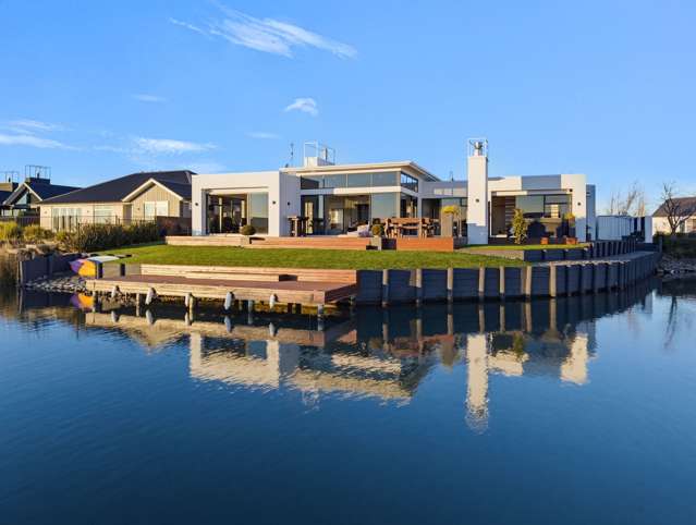 Stylish Lake Hood Living