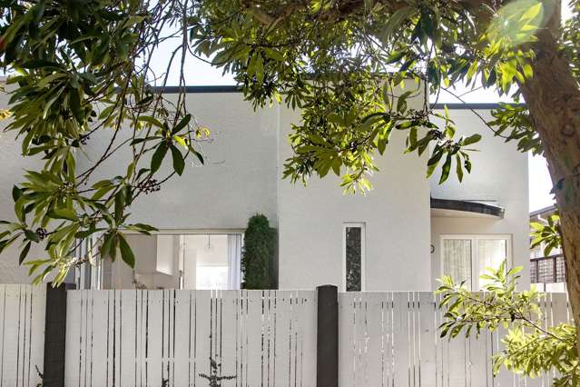 2BR Epsom Unit w/ Garden (Water included)