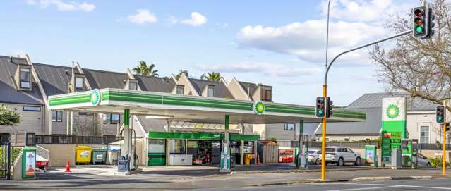 Investors get their fill at service station