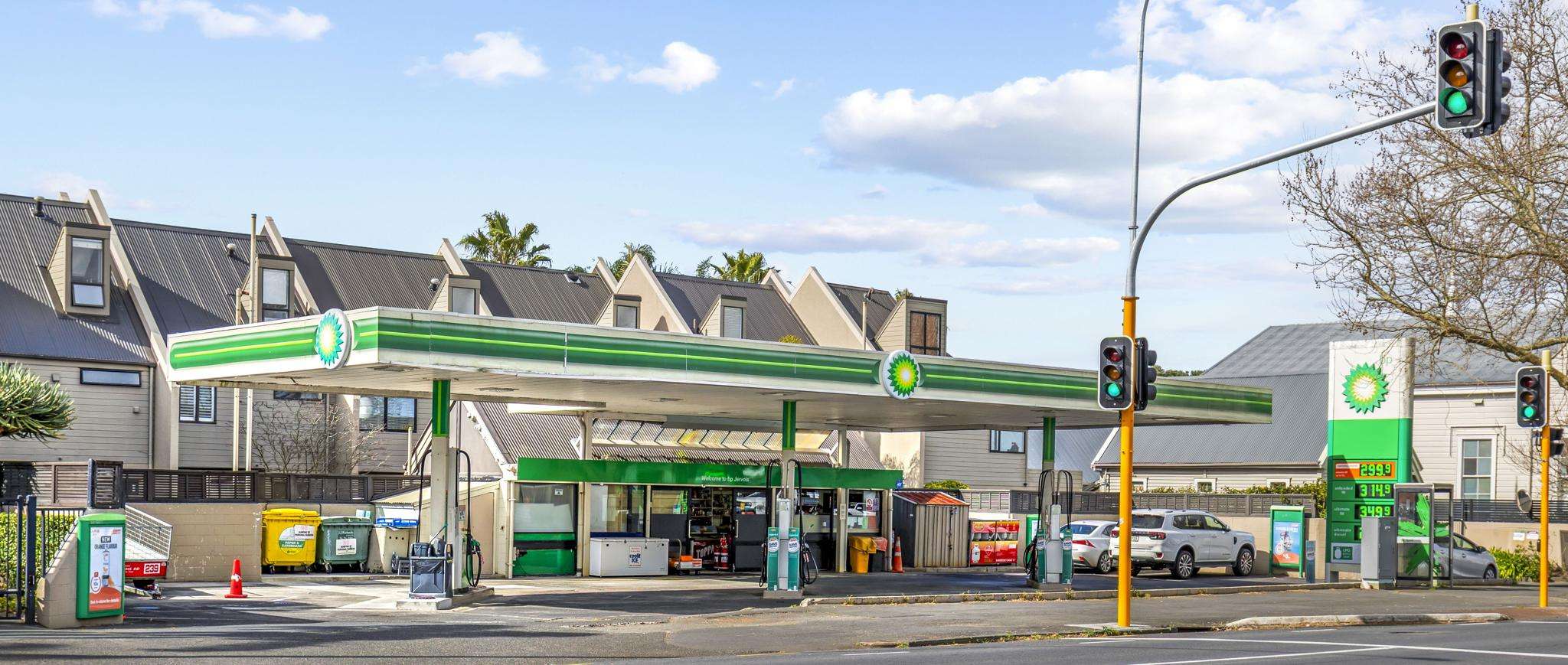 Investors get their fill at service station