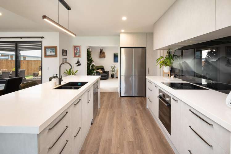 11 Kittyhawk Road Burleigh_5