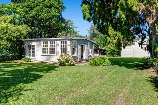 Kiwi Quarter-Acre, Steps to the Beach