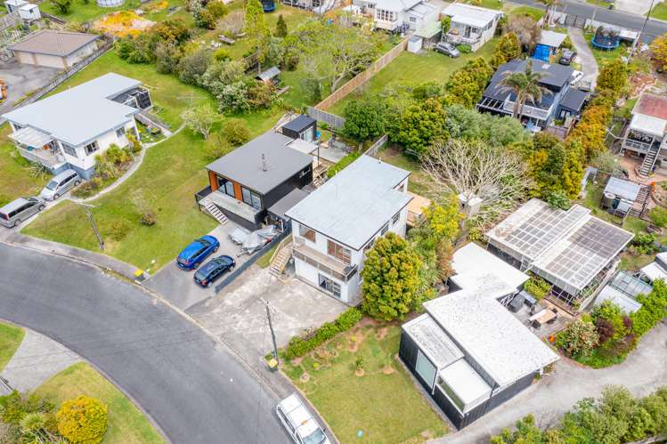 9 Piccadilly Circus Snells Beach_39