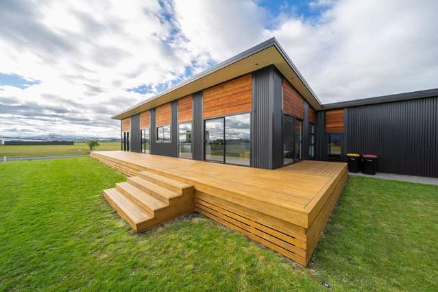 Modern Stunner Near the Lake
