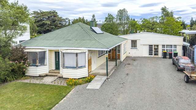 * UNDER OFFER * Opportunity knocks with clear instructions to 'SELL'........