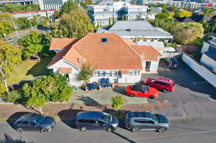 118 Remuera Road, in Remuera, Auckland, was in hot demand at Bayleys' auction last week. Photo / Supplied