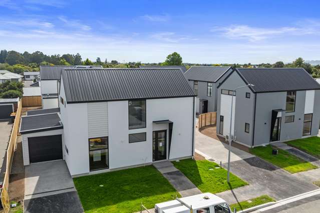 Four Luxury Townhouses on Freehold Titles