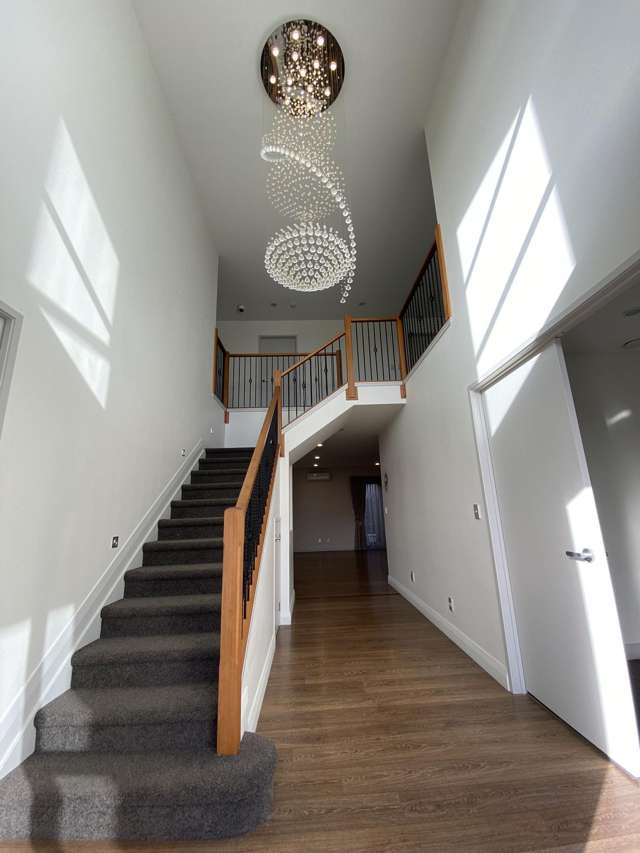 Immaculate & Modern 5-bedroom house in an excellent school zone