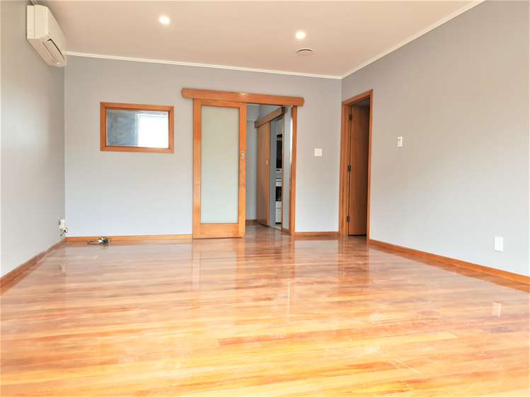 2/56 Royal View Road Te Atatu South_0