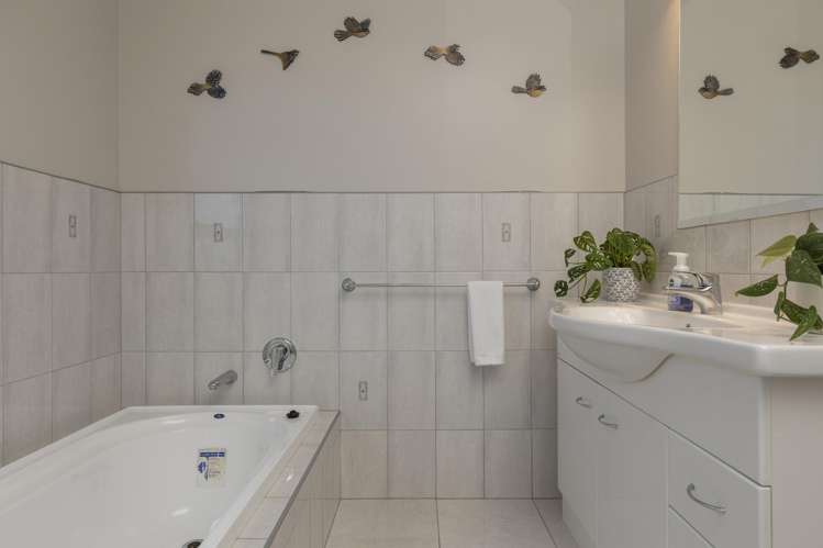 1/8 Mere Road Central_16