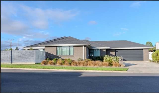 STUNNING EXECUTIVE LIVING