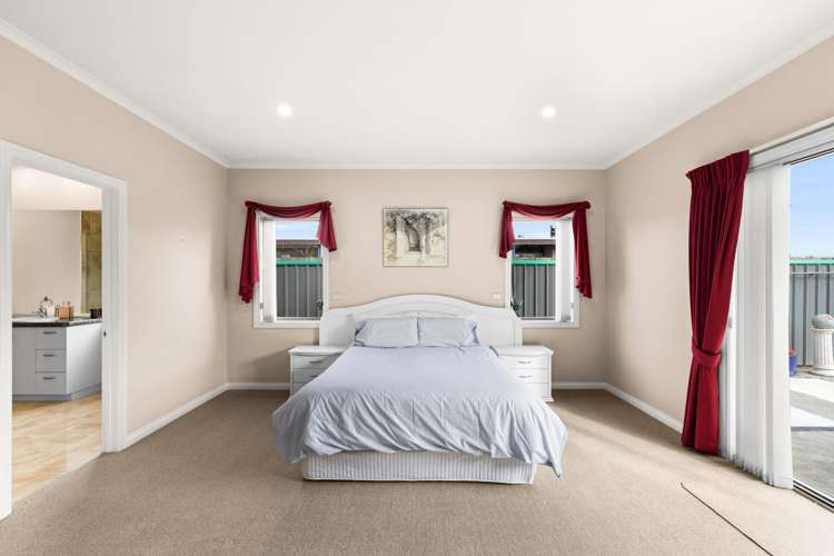 2 Delta Mews Place Clive_11