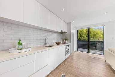 4/108-112 Unsworth Drive_3