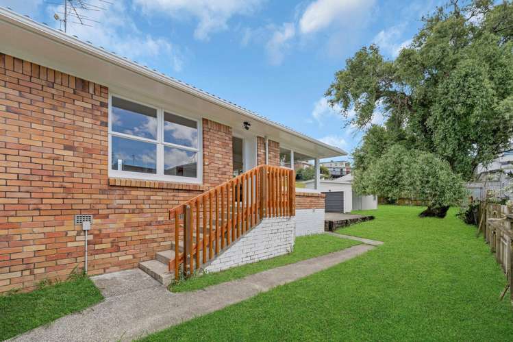 2/180 Archers Road Glenfield_1